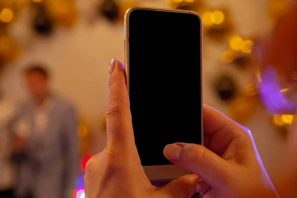 Telefone Com Uma Tela Preta Nas Mãos Uma Jovem Com — Fotografia de Stock