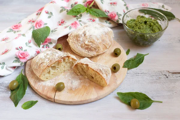 Italiensk forrett - ciabatta med pesto – stockfoto