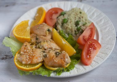 Tavuk zencefil, portakal ve plaka üzerinde pirinç ile