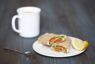 Top plaka ahşap zemin üzerine somon ile