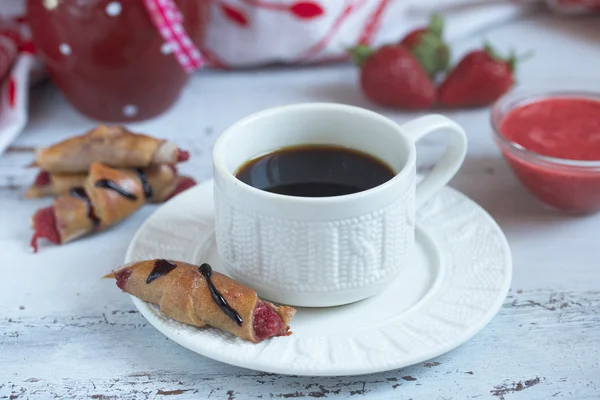 Káva a mini croissanty s jahodou — Stock fotografie