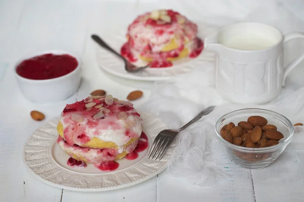 Corn mugcake with cranberry sauce — Stock Photo, Image