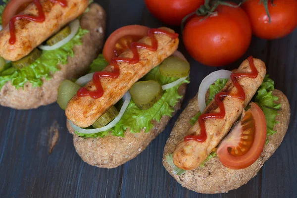 Hot dog on wooden background — Stock Photo, Image