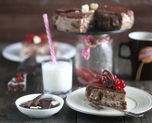 Tasty chocolate cake with berries, on wooden table — Stock Photo, Image