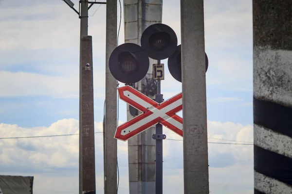 Semaforo Ferroviario Sullo Sfondo Dell Obelisco Cielo Blu — Foto Stock