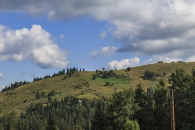 Dağların manzarası, güneşli bir günde bulutlu mavi gökyüzü.