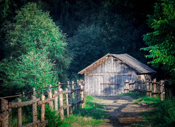 Дорога Ведущая Старый Деревянный Ангар — стоковое фото