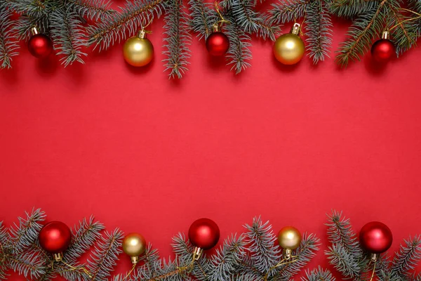 Karácsonyi Keret Fenyő Ágak Karácsonyi Baubles Piros Háttér Másolási Hely — Stock Fotó