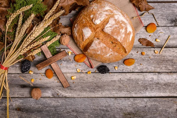 Традиционная Еда Рождество Бревна Бадняк Хлеб Крупы Сушеные Фрукты Деревянный — стоковое фото