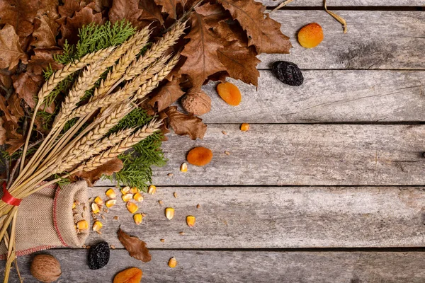 Geleneksel Noel kutlaması kavramını kırsal ahşap masada kutlayın. Sırbistan 'da oruç ve Noel arifesi dekorasyonu.