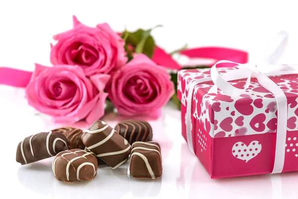 Шоколад Пралине Подарочная Коробка Розовая Роза Белом Фоне Концепция Дня — стоковое фото