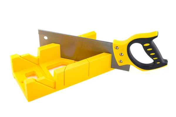 Yapı aracı - miter beyaz arkaplanda izole edilmiş miter kutusu ile testere.