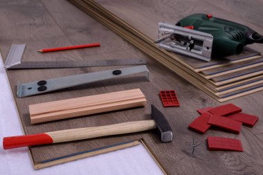 Lastik zemin, çekiç, elektrikli testere, kalem, açılı cetvel ve uzay araçları monte etmek için ekipman veya araçlar. Seçici odak.