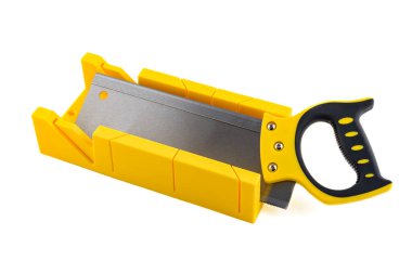 Yapı aracı - miter beyaz arkaplanda izole edilmiş miter kutusu ile testere.