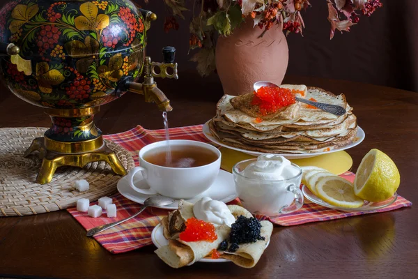 Pfannkuchen mit russischen Pfannkuchen — Stockfoto