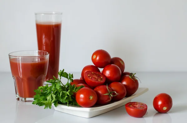 Domates suyu ve domates. — Stok fotoğraf