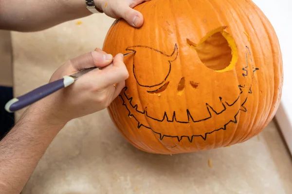 Mãos Humanas Fazendo Rosto Abóbora Halloween Com Faca Para Decorar — Fotografia de Stock