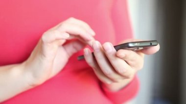 bir mesaj smartphone kadın yazar, yakın çekim