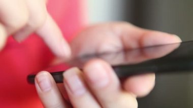 bir mesaj smartphone kadın yazar, yakın çekim