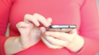 bir mesaj smartphone kadın yazar, yakın çekim