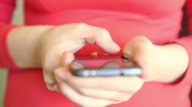 bir mesaj smartphone kadın yazar, yakın çekim