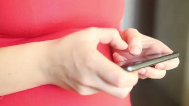 bir mesaj smartphone kadın yazar, yakın çekim