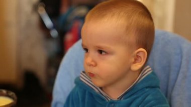 Anne bebek püresi besleme sonra bez mendil