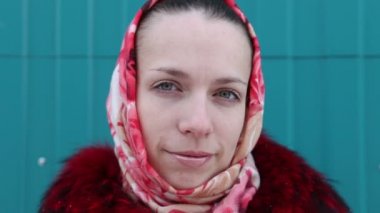 Kameraya bakarak kış elbiseleri güzel kız