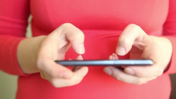 Femme écrit un message smartphone, gros plan — Video