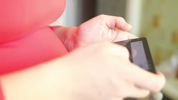 Mulher escreve uma mensagem smartphone, close-up — Vídeo de Stock