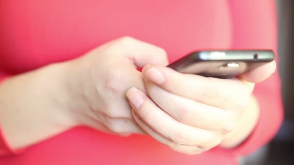 femme écrit un message smartphone, gros plan 