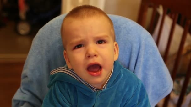 Mãe limpa pano depois de alimentar o mingau de cereal do bebê — Vídeo de Stock