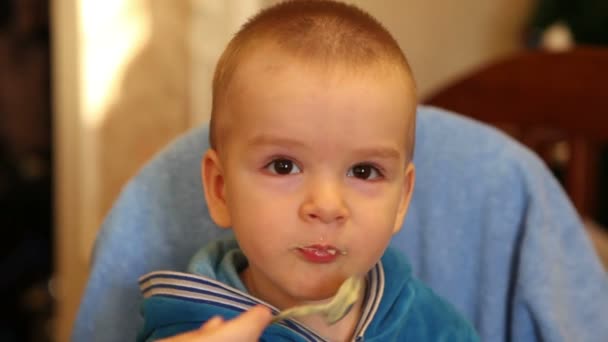 Mãe limpa pano depois de alimentar o mingau de cereal do bebê — Vídeo de Stock