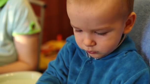 Mère essuie tissu après avoir nourri le bébé bouillie — Video