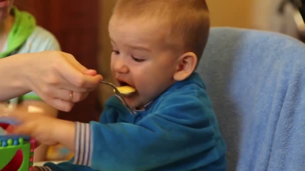 Mother wipes cloth after feeding the baby porridge — Stock Video