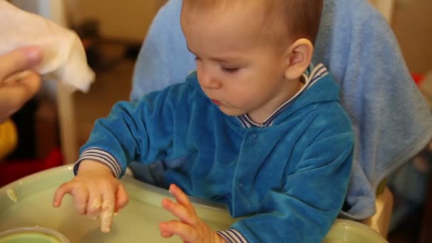 Mother wipes cloth after feeding the baby porridge — Stock Video