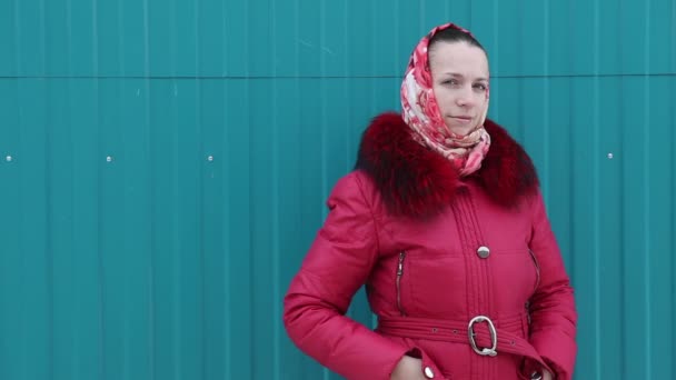 Belle fille en vêtements d'hiver regardant la caméra — Video