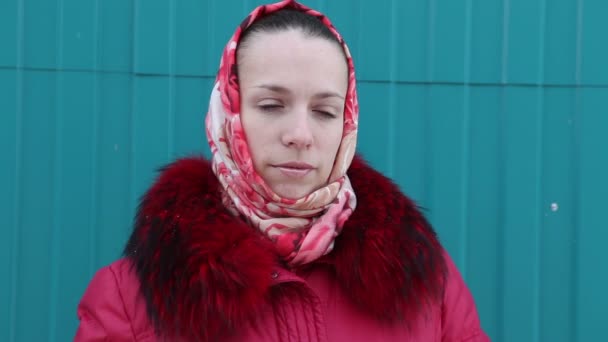 Menina bonita em roupas de inverno olhando para a câmera — Vídeo de Stock