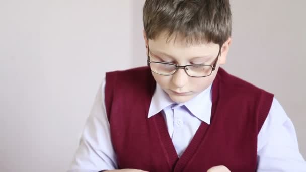 Pojke med glasögon spela tabletten i skolan — Stockvideo