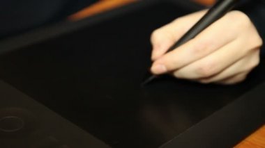 bir grafik tablet üzerinde çalışan kız; Eller yukarı