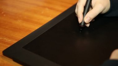 bir grafik tablet üzerinde çalışan kız; Eller yukarı