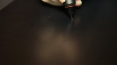 bir grafik tablet üzerinde çalışan kız; Eller yukarı