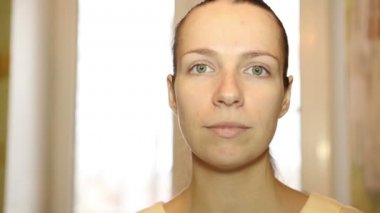 Genç Kadın Kameraya Bakıyor