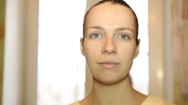 Genç Kadın Kameraya Bakıyor