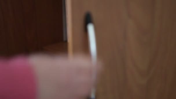 Frau schließt Bücherregal mit Schlüssel, Nahaufnahme — Stockvideo