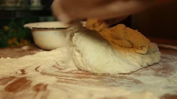Женщина месит тесто на столе, крупным планом — стоковое видео