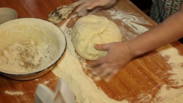 Mujer amasar la masa sobre la mesa, primer plano — Vídeos de Stock