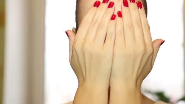 Young woman looking at camera — Stock Video