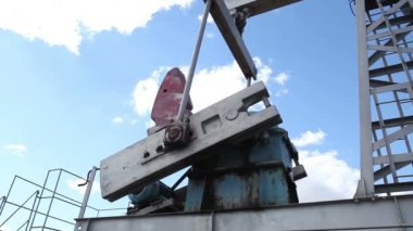 çalışma yağ pompası üzerinde arka plan bulutlu bir gökyüzü