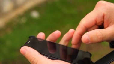 adam büyük smartphone açar ve kullanır